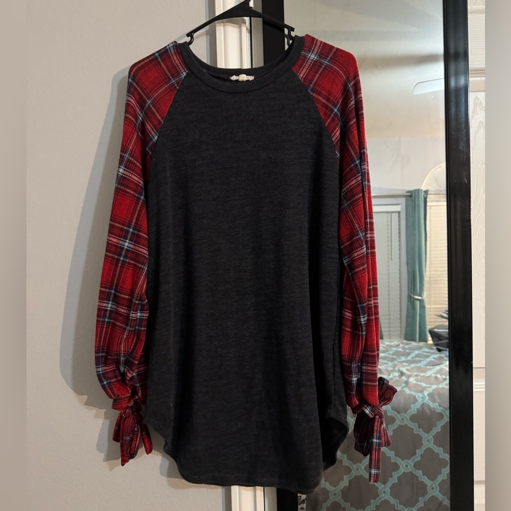 EUC❤️Sweet Lovely by Jen❤️ Tunic with buffalo plaid sleeves size M